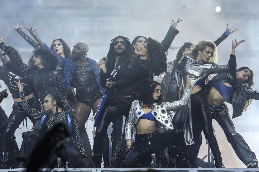 El músico estadounidense Lenny Kravitz durante su actuación antes del inicio de la final de la Liga de Campeones que disputan Real Madrid y Borussia Dortmund