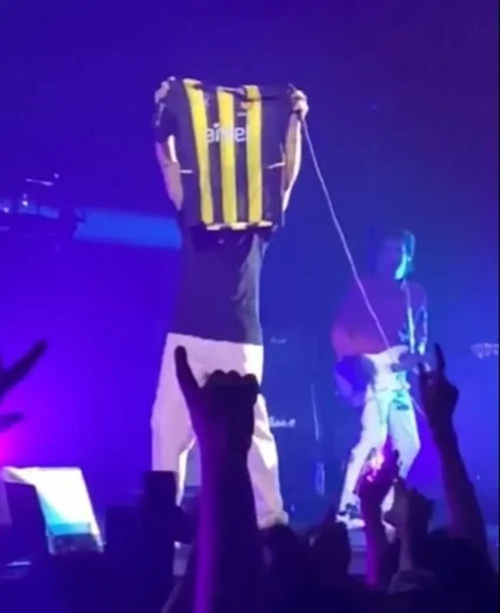 El momento en que Damon Albarn muestra la camiseta de Peñarol en el toque de Gorillaz