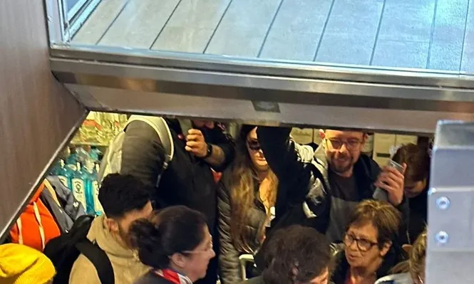 Javier Milei llegó a Uruguay en buque a las 10:30 de la mañana