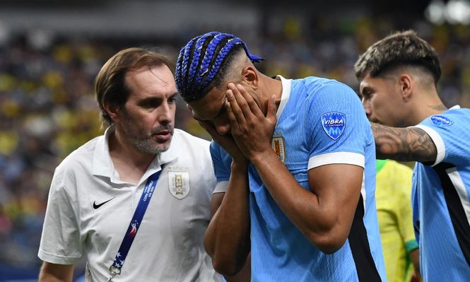 Ronald Araujo de la selección de Uruguay, se retiró llorando por su lesión ante Brasil en la Copa América 2024