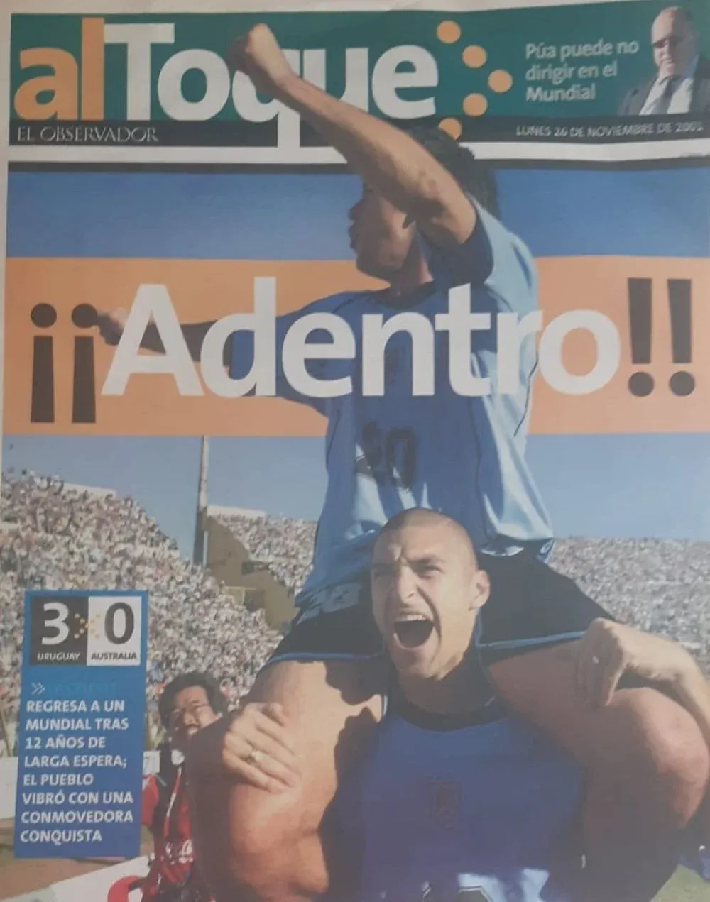 Diego Alonso levantando al Chino Recoba en andas luego de que Uruguay clasificara al Mundial de Corea y Japón 2002