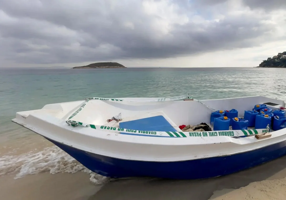 Una patera localizada en las costas de Baleares.&nbsp;&nbsp;EFE