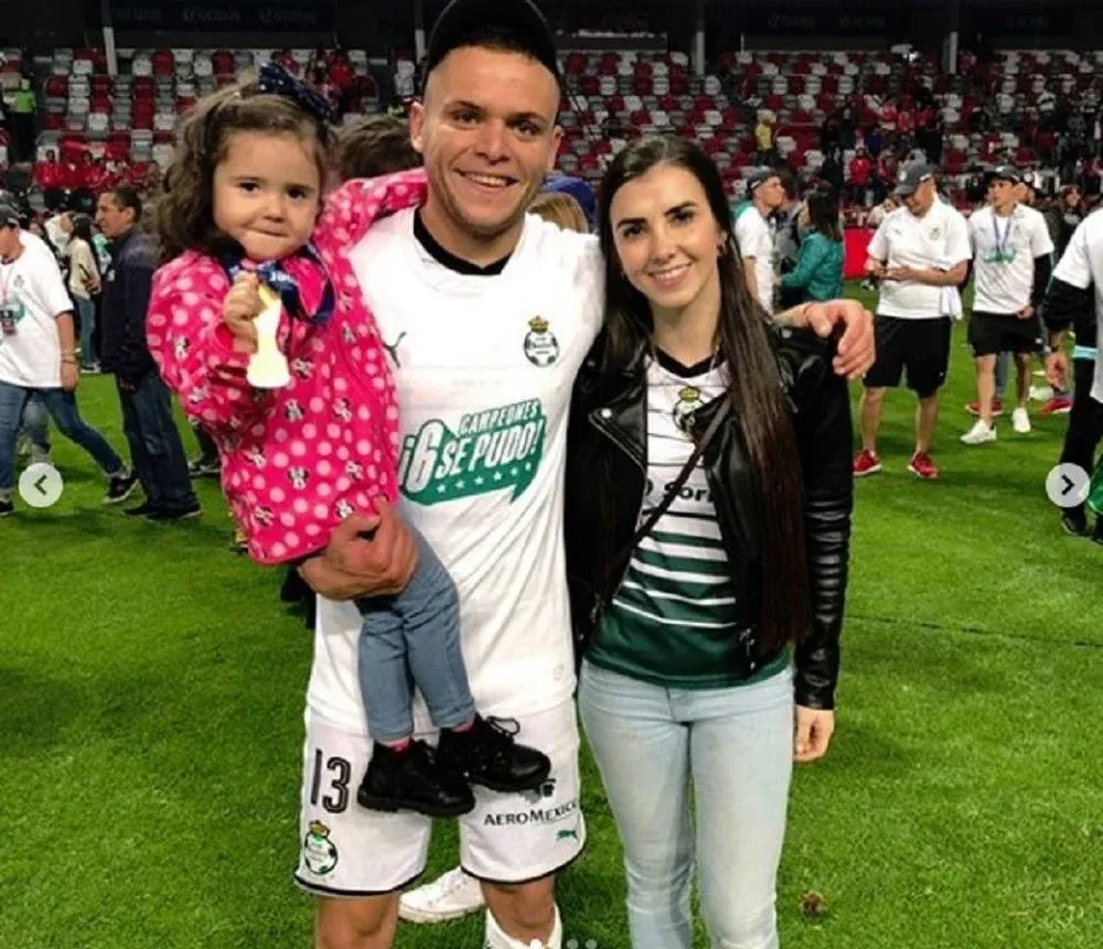 Jonathan Rodríguez junto a su familia