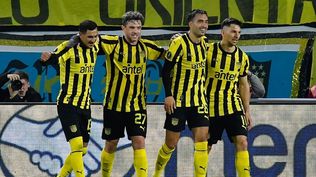 Eduardo Darias, Lucas Hernández, Jaime Báez y Maximiliano Silvera de Peñarol, celebran uno de los goles ante The Strongest por Copa Libertadores