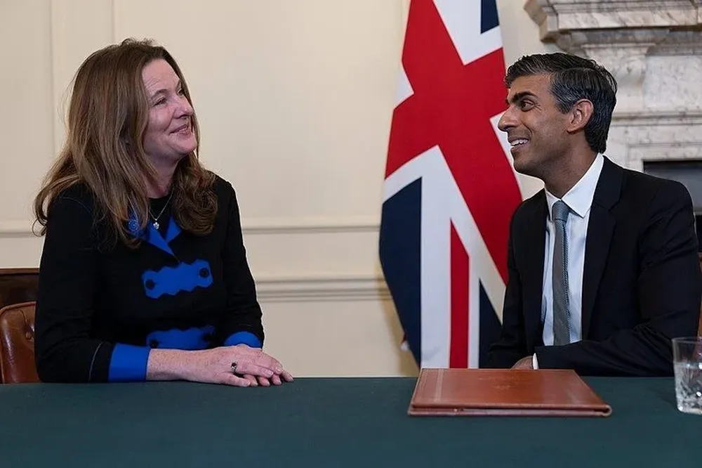 Gillian Keegan, secretaria de Educación del Reino Unido, con el primer ministro Rishi Sunak