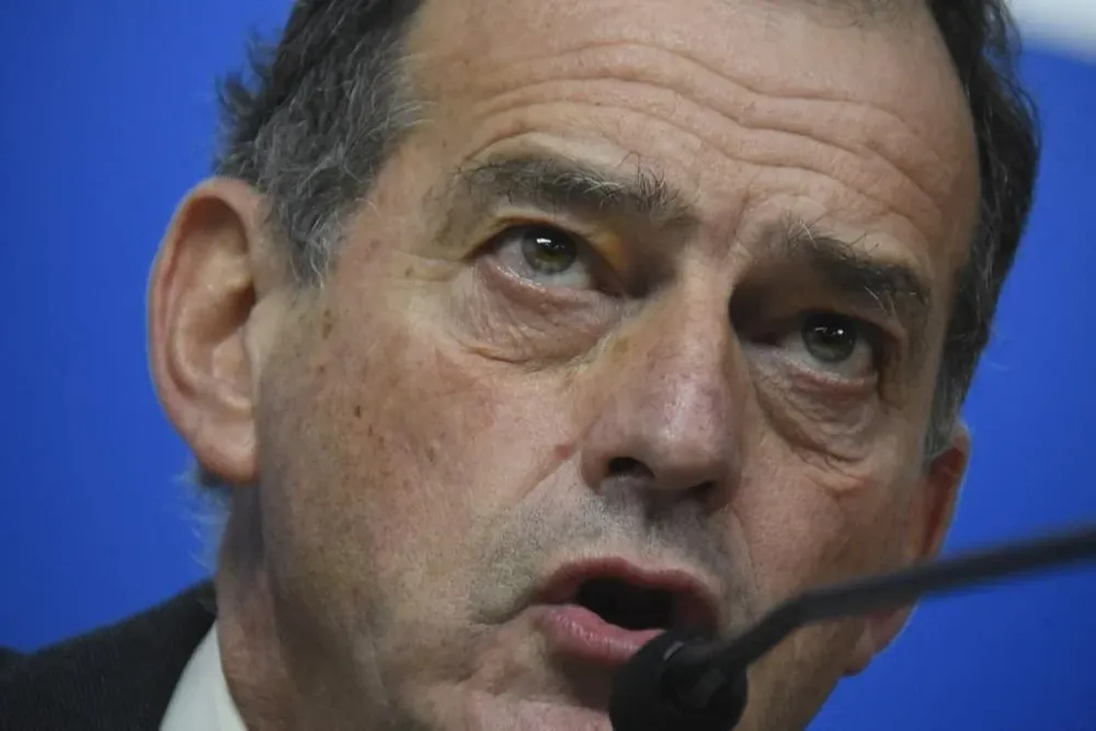 Guido Manini Ríos durante una conferencia de prensa en el Parlamento