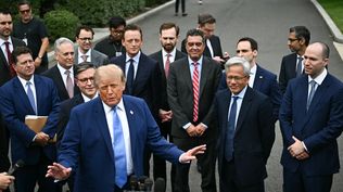 Donald Trump habla con la prensa tras una reunión con ejecutivos de tecnología sobre inteligencia artificial en la Casa Blanca.