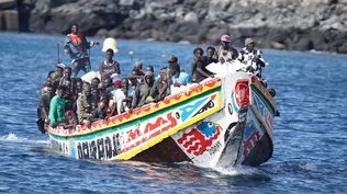 Llegada de un cayuco con unas 170 personas migrantes a bordo al puerto de La Restinga, en la isla de El Hierro