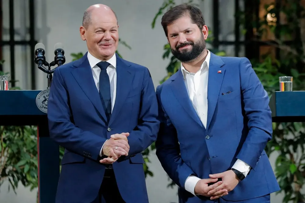 El presidente de Chile, Gabriel Boric, y el canciller alemán, Olaf Scholz, posan para una foto después de dar una conferencia de prensa conjunta tras su reunión en el Palacio de La Moneda en Santiago, el 29 de enero de 2023