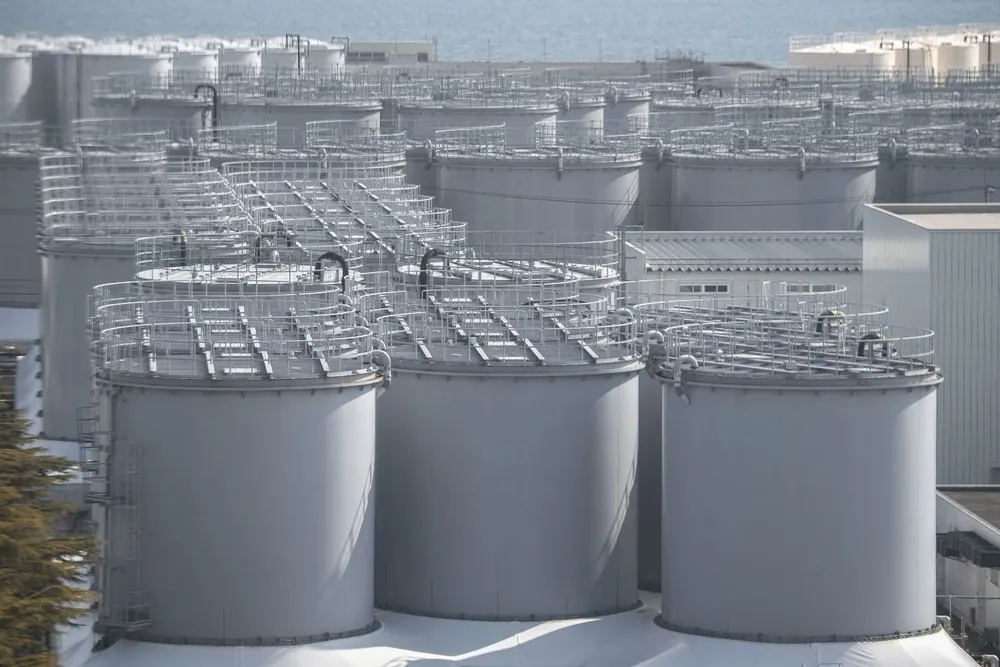 Tanques llenos de agua contaminada