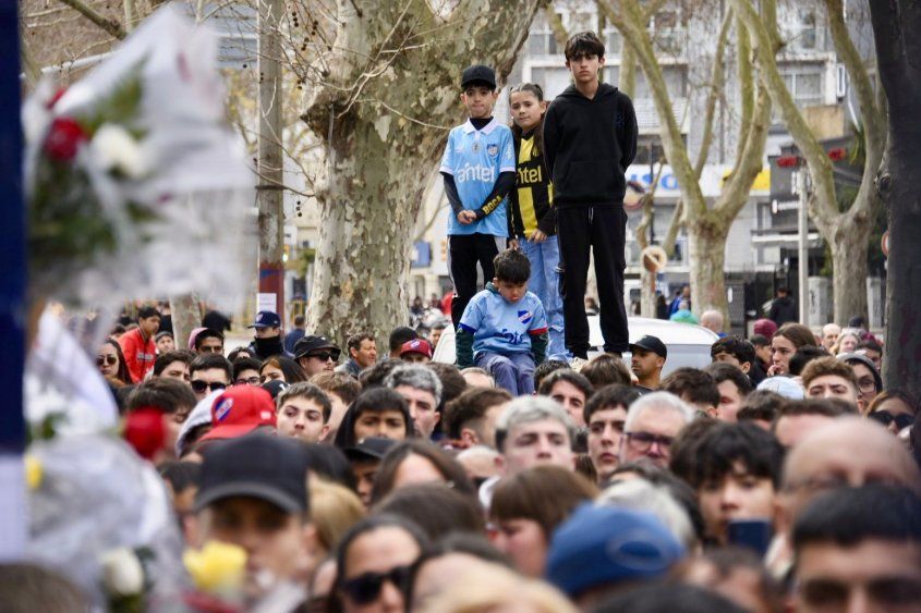 Niña de Peñarol junto a otros de Nacional en el velatorio de Juan Izquierdo