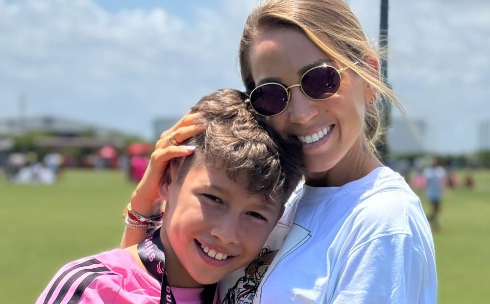 Benjamín Suárez con su medalla ganada con Inter Miami, posa junto a su mamá Sofía Balbi Benjamín Suárez con su medalla ganada con Inter Miami, posa junto a su mamá Sofía Balbi