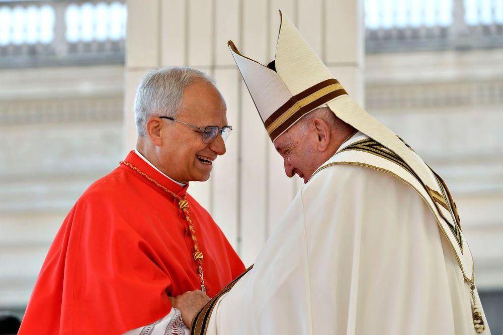 El papa León XIV, pese a ser muy distinto a Francisco en las formas, sigue la senda reformista de Francisco, según Javier Cercas.