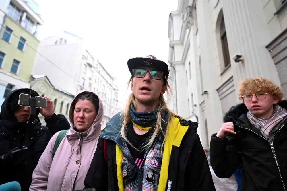 Miembros de la comunidad LGBTQ+ de Rusia aguardan afuera de la Suprema Corte el fallo que ilegalizó su movimiento por “extremista”.