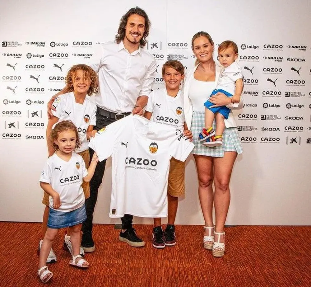 Cavani, su pareja y sus cuatro hijos