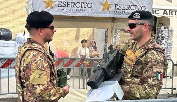 Cómo funcionan los rifles antidrones que utiliza el ejército italiano para evitar atentados en el funeral del Papa. (El Observador)&nbsp;