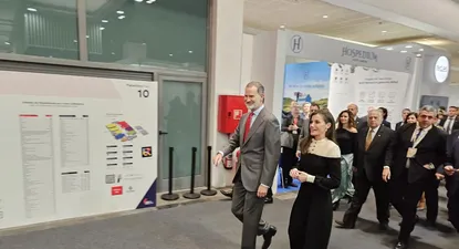 El Rey Felipe VI y la Reina Letizia recorren Fitur.