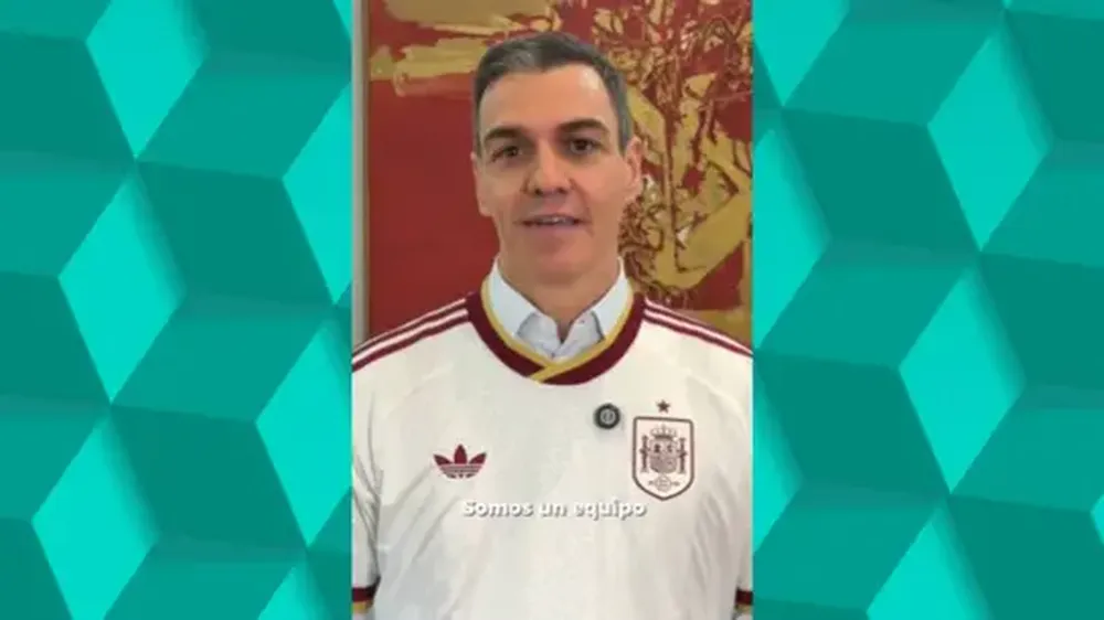 El presidente Pedro Sánchez, intentando recuperar imagen en las redes sociales.  