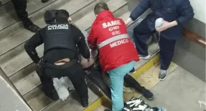 Imagen de la policía y el SAME asistiendo a la víctima