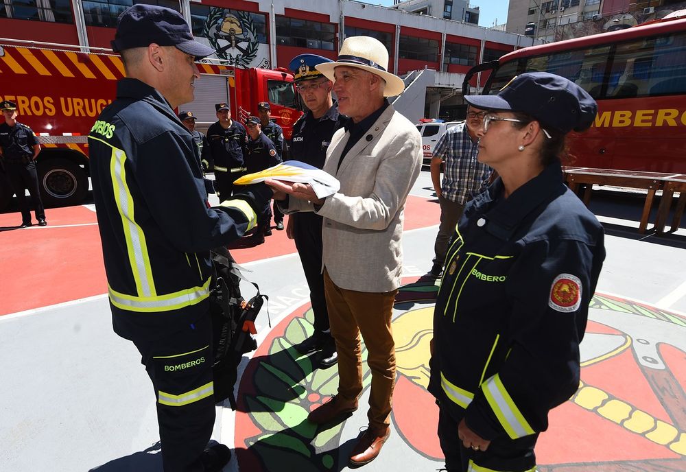 Carlos Negro junto a bomberos