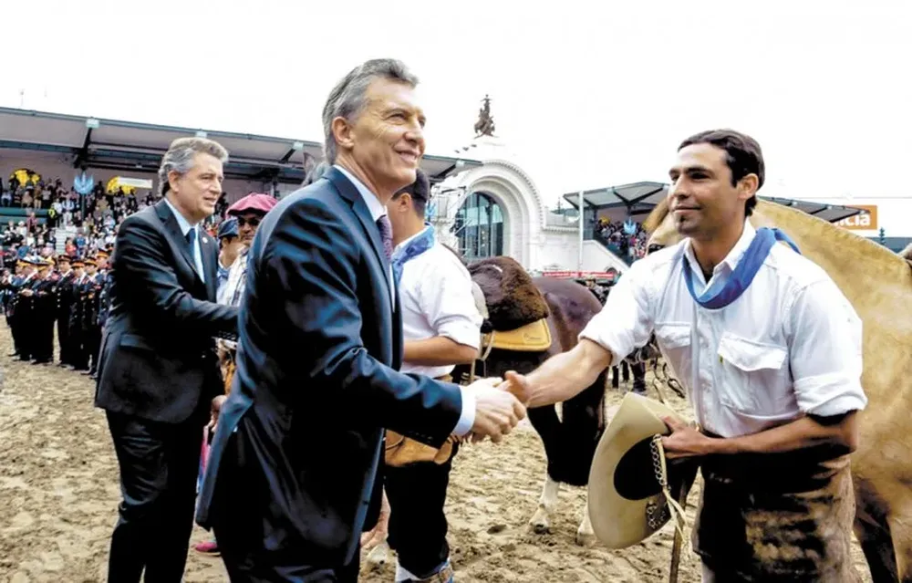 El presidente Mauricio Macri llega a Palermo, seguido por Luis Miguel Etchevehere. EFE