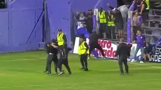 Un parcial de Cerro se metió a la cancha para golpear a un guardia de seguridad