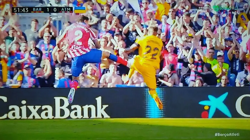 La patada de José María Giménez sobre Raphinha