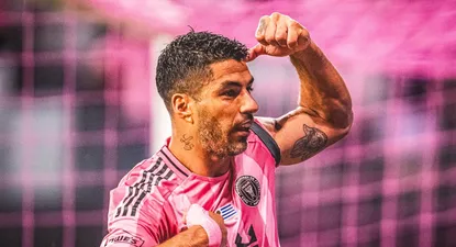 Luis Suárez celebra uno de sus tres goles ante el Philadelphia Union, señalándose la bandera de Uruguay en la camiseta