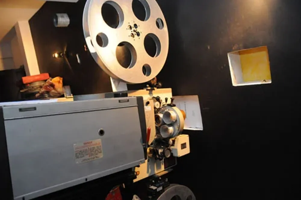 Proyectores portátiles rusos de 1980, y un Kalee 8 de 1940 forman parte del diverso inventario
