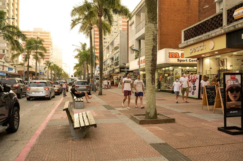 Vista de calle Gorlero en Punta del Este.