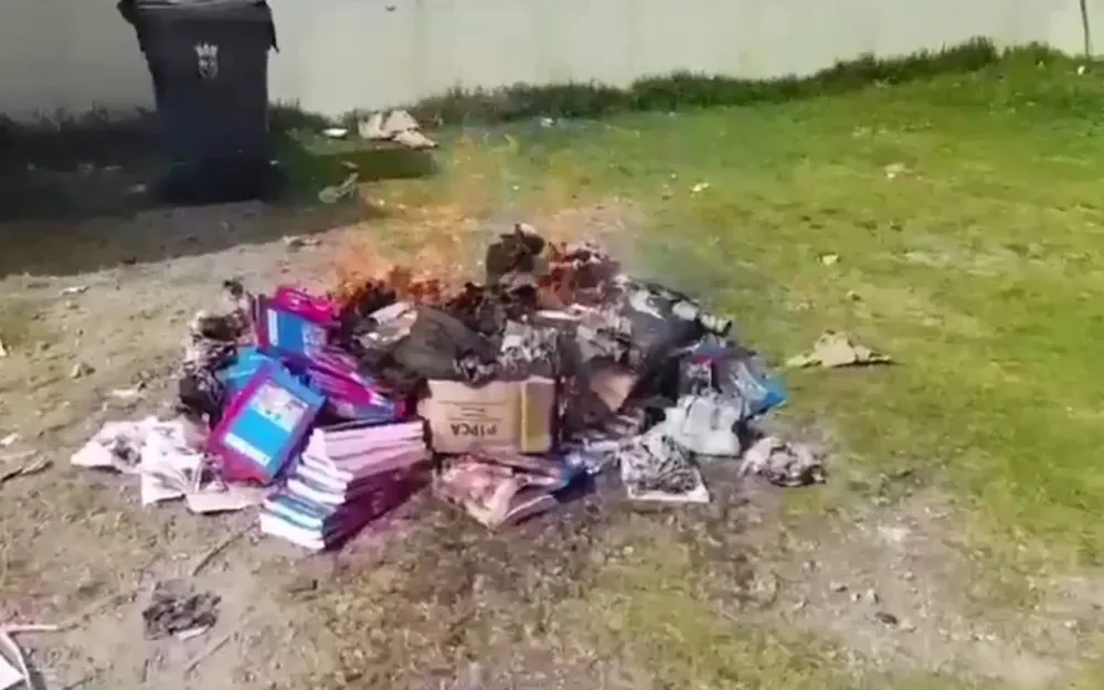 El gobierno mexicano acepta el debate, pero no las prácticas de “quema de libros como las realizadas por Hitler o Pinochet”.