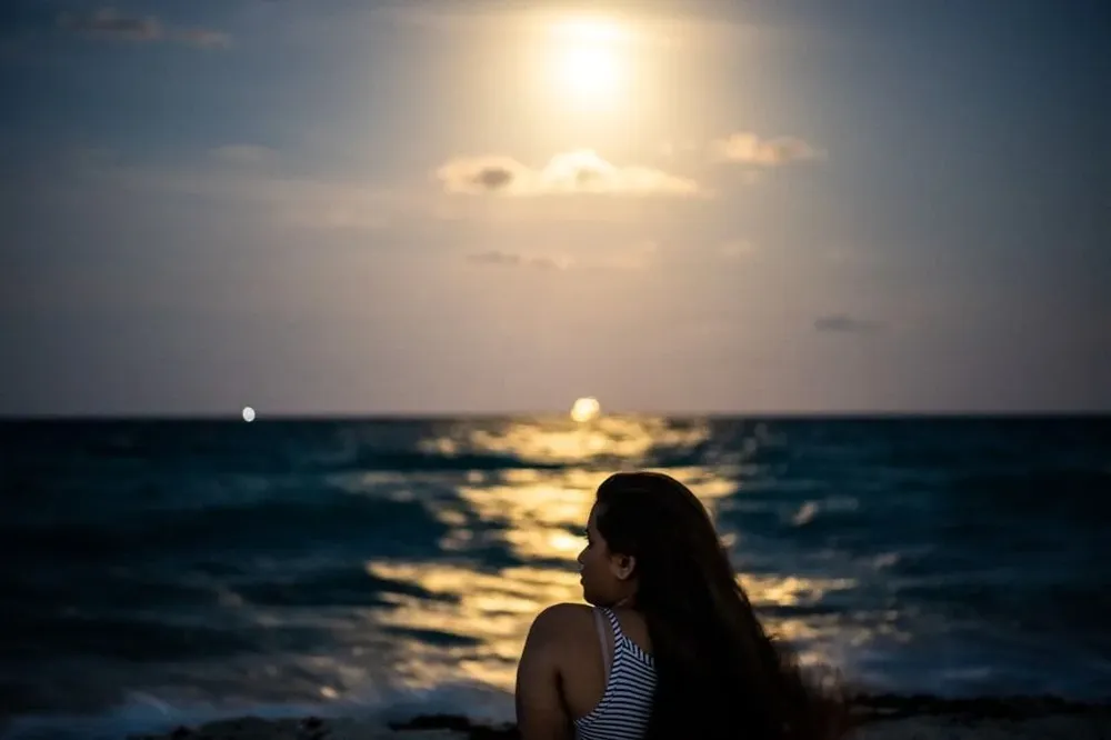 Una mujer sentada en la playa de Miami Beach