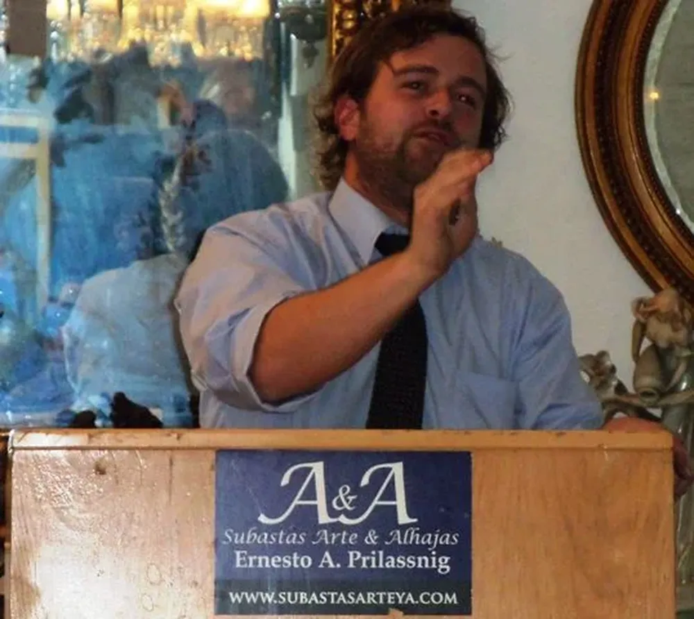 Andrés Prilassnig rematando uno de los lotes