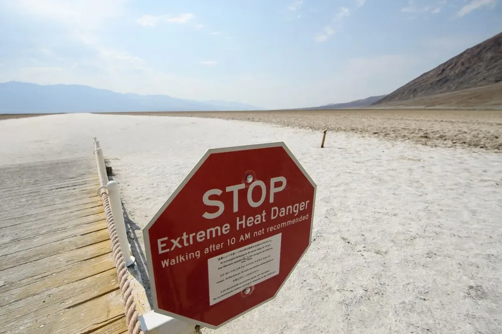 Advierten del peligro de calor extremo en Badwater Basin, dentro del Parque Nacional Death Valley en el condado de Inyo, California