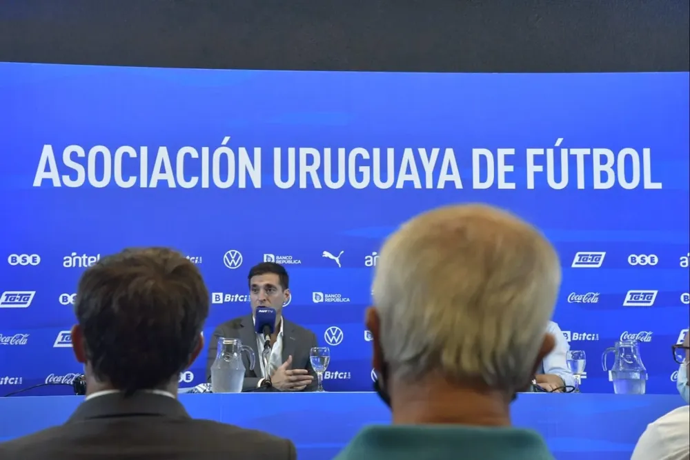 Diego Alonso en conferencia