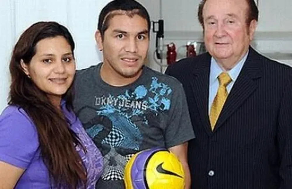 Cabañas junto a su esposa y Leoz.