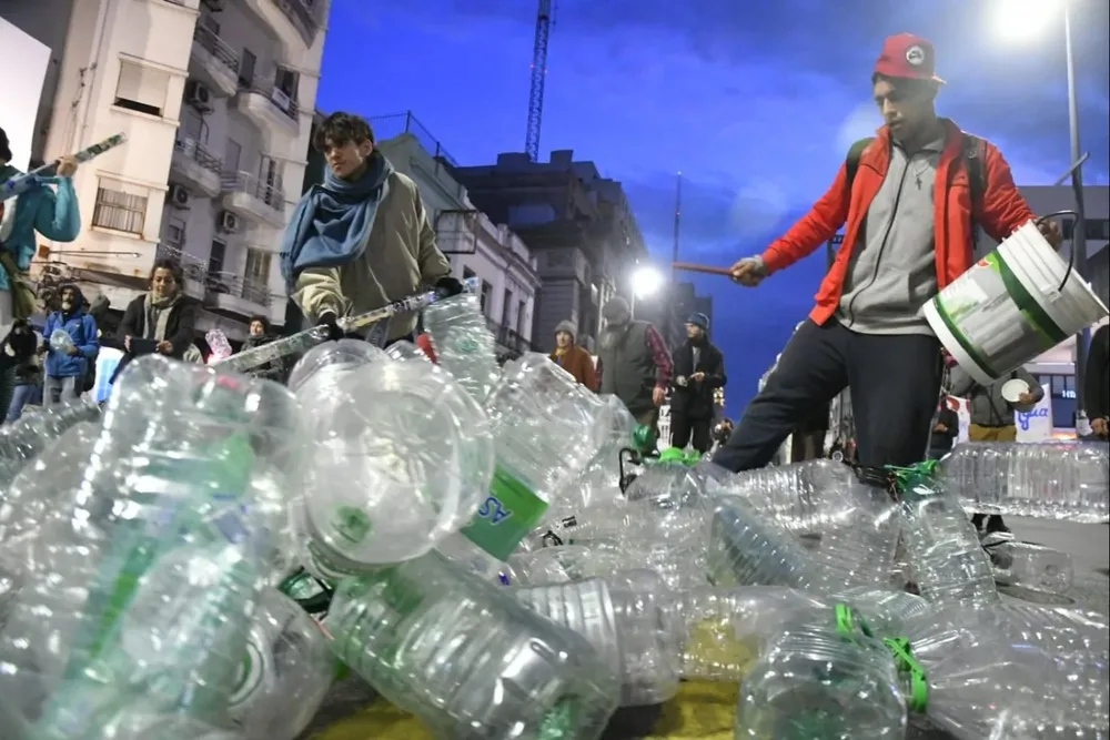 Marcha de la Coordinadora Popular y Solidaria en Avenida 18 de Julio