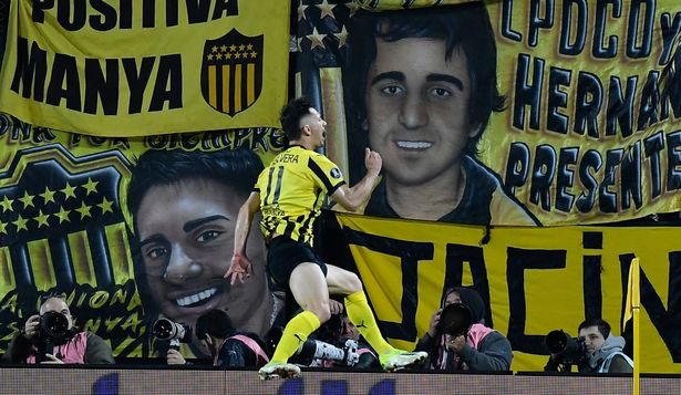 Maximiliano Silvera festeja el 2-0 de Peñarol ante The Strongest por Copa Libertadores