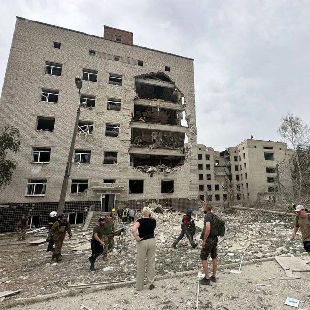 Escuela y hospital bombardeado por tropas rusas en la ciudad de Poltava