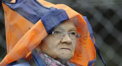 A la señora pocó le importó la lluvia o que los colonienses jugaron lejos de su feudo; bien pertrechada contra la lluvia, la señora disfrutó del triunfo de los patas blancas en Montevideo