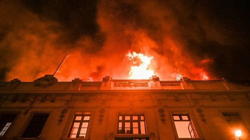 El incendio culminó una jornada de violencia en la capital peruana