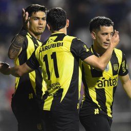 Peñarol 2-0 Defensor Sporting: con goles de Arezo y Maxi Silvera, el equipo de Aguirre eliminó al campeón, clasificó a la final y va por el título de la Copa AUF Uruguay