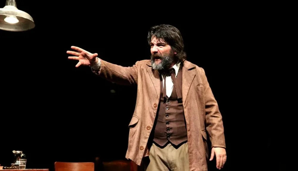 César Troncoso en el rol del padre del comunismo. En la actualidad lo interpreta solo con bigote.