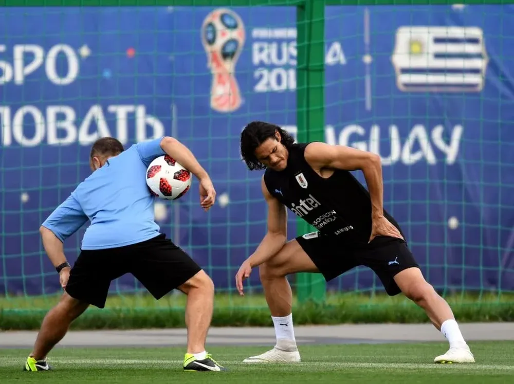Uruguays forward Edinson Cavani attends a training session on July 5, 2018 at the Sports Centre Borsky, in Nizhny Novgorod on the eve of their Russia 2018 World Cup quarter final football match against France. / AFP / Martin BERNETTI