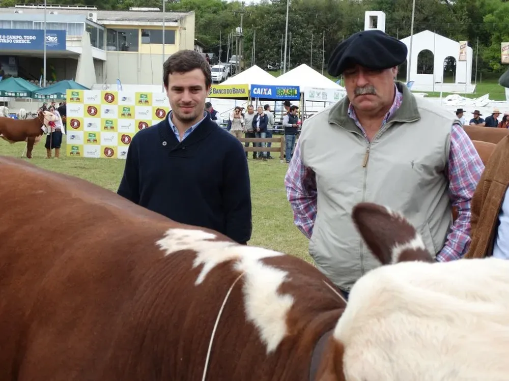 Fernando Alfonso y Alejandro Costa durante su labor en la pista de la Expointer.