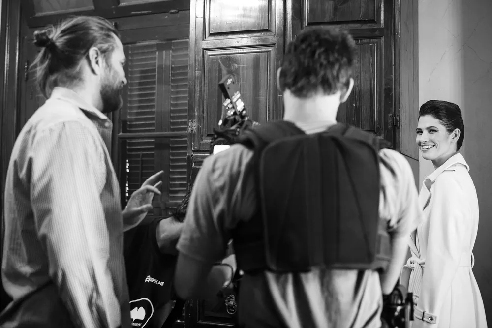 Imagen tomada durante el rodaje de la campaña de La Ópera en el que aparecen Rinsch (izq) y su novia