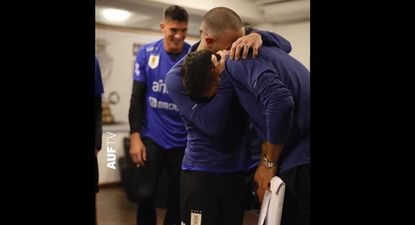 El abrazo de Luis Suárez con Nahitan Nández