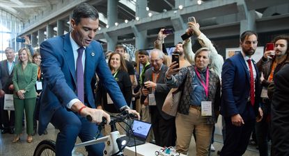 El presidente del Gobierno, Pedro Sánchez, prueba una bicicleta en la exposición Formación Profesional: innovación y alianzas para seguir avanzando’, en ‘La Nave’ de Villaverde