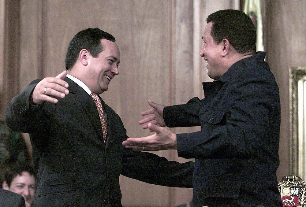 Momento del regreso de Hugo Chávez tras el golpe de Estado de 2002 y su encuentro con Diosdado Cabello. 