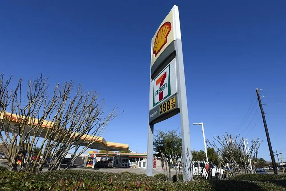 EEUU- Imagen de un indicador del precio de la gasolina por debajo de los tres dólares, en una gasolinera de Dallas, Texas